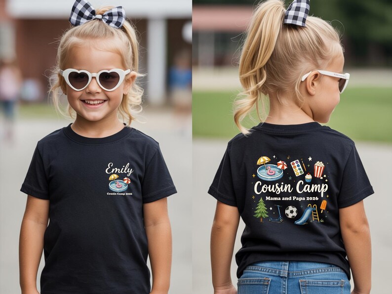 Pu&ograve; includere: Una t-shirt nera a maniche corte con una piccola grafica sul petto che riporta il nome Emily e una piscina. Il retro presenta una grafica pi&ugrave; grande con il testo Cousin Camp Mama and Papa 2026, circondato da icone di piscina, pallone e albero.