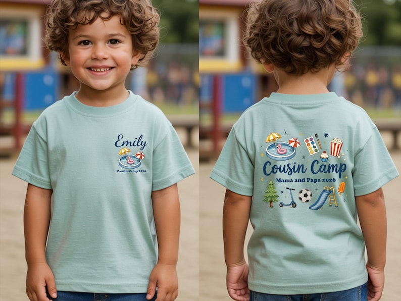 Pu&ograve; includere: Una t-shirt verde chiaro con una piccola grafica sul davanti che mostra una piscina, un ombrellone e il nome Emily sopra la scritta Cousin Camp 2026. Il retro presenta una grafica pi&ugrave; grande con piscina, ombrellone, set di colori, popcorn, albero, monopattino, pallone da calcio, scivolo e la scritta Cousin Camp Mama and Papa 2026.