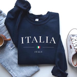 This sweatshirt features the word “Italia” in a stylish font at the center of the chest. A cozy and meaningful piece for Italy lovers.