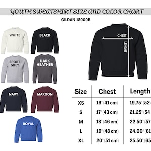 K&ouml;nnte beinhalten: Gr&ouml;&szlig;en- und Farbtabelle f&uuml;r Jugend-Sweatshirts mit Gildan 18000B oben aufgedruckt. Die Tabelle zeigt verschiedene Farben von Sweatshirts, darunter Wei&szlig;, Schwarz, Sportgrau, Dunkelgrau meliert, Marineblau, Rotbraun und K&ouml;nigsblau. Die Tabelle enth&auml;lt auch eine Gr&ouml;&szlig;entabelle mit Ma&szlig;en in Zoll und Zentimetern f&uuml;r Brustumfang und L&auml;nge.