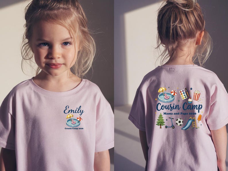 Pu&ograve; includere: Una t-shirt color viola chiaro con una piccola grafica sul davanti che riporta il nome Emily, una piscina e il testo Cousin Camp 2026. Il retro mostra una grafica pi&ugrave; grande con il testo Cousin Camp Mama and Papa 2026, inclusi icone di piscina, set di colori, popcorn, albero, monopattino, pallone da calcio, scivolo e ghiacciolo.