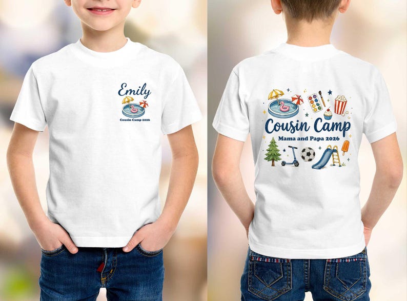 Pu&ograve; includere: Una t-shirt bianca con una piccola grafica sul petto con il nome Emily e il testo Cousin Camp 2026. Il retro mostra una grande illustrazione colorata di attivit&agrave; estive, il testo Cousin Camp e Mama and Papa 2026.