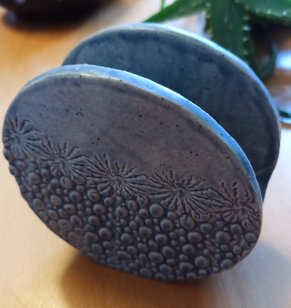 Napkin holder round made of clay matt dove blue light blue-grey glazed gift table decoration handcraft handmade hand-made