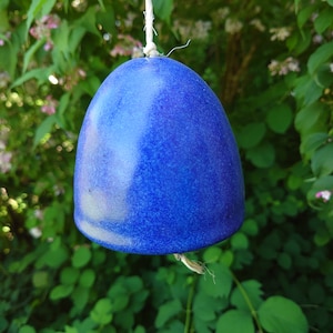 Könnte beinhalten: Ein Set aus drei Keramikbechern mit gesprenkelter, matter Oberfläche. Die Becher sind in Creme-, Hellbraun- und Dunkelbrauntönen gehalten. Jeder Becher hat ein schlichtes, minimalistisches Design.