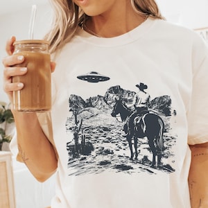 UFO Western Shirt Vintage Cowboy Tshirt Comfort Colors Wild West Alien T-Shirt Oversized Tee Retro ufo t shirt Old Fashion Comfy Shirt