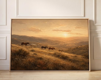 Puede incluir: Un cuadro de paisaje rectangular con marco que muestra una fila de cinco caballos caminando por una ladera dorada y cubierta de hierba durante el atardecer. La escena presenta colinas onduladas, arbustos dispersos y un cielo cálido y brillante.