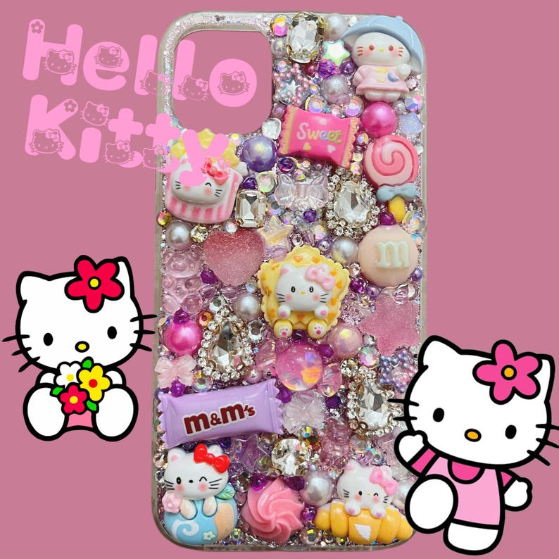 Pu&ograve; includere: Una custodia per telefono rosa Hello Kitty con strass, glitter e vari ciondoli, tra cui personaggi Hello Kitty, caramelle e le parole "Sweet" e "m&m's".
