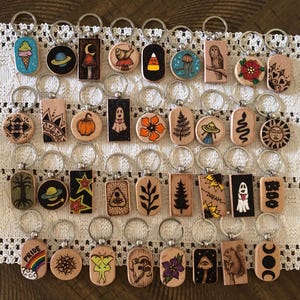 Handgefertigte Schlüsselanhänger aus Holz gebrannt: Herbst Dekor, Blumen, Pilze, Tiere, Mandalas, Unikate