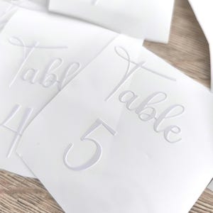 Sticker numéro de table personnalisé – Mariage, anniversaire, baptême – Autocollant déco table événement – Numérotation personnalisée