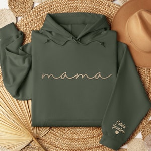 Sudadera de mamá personalizada bordada con nombres de niños en la manga, regalo del Día de la Madre, regalo de nueva mamá, suéter minimalista de mamá fresca, mujeres 124