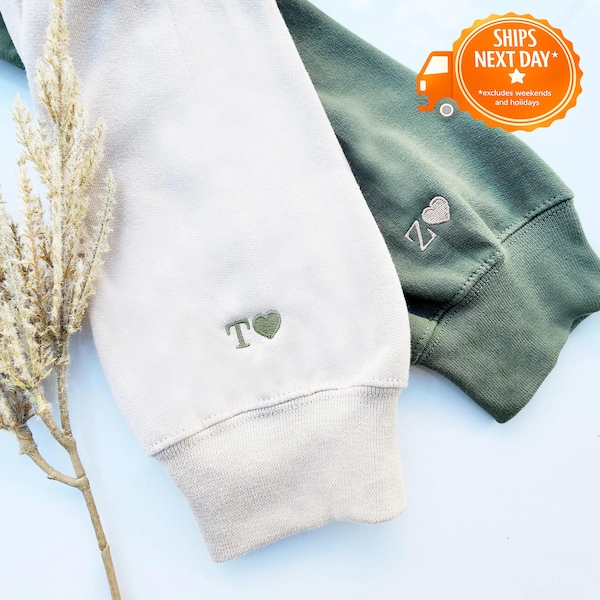 Sudadera con corazón bordado personalizado, regalos personalizados para parejas, iniciales de pareja para San Valentín, iniciales a juego en las mangas, puños 100