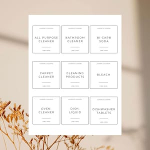Peut inclure: Neuf étiquettes rectangulaires blanches avec du texte noir pour les produits de lessive et de nettoyage. Les étiquettes comprennent : Nettoyant tout usage, Nettoyant salle de bain, Bicarbonate de soude, Nettoyant tapis, Produits de nettoyage, Eau de Javel, Nettoyant four, Liquide vaisselle et Tablettes lave-vaisselle.
