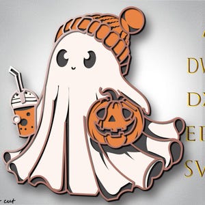 Könnte beinhalten: Ein mehrschichtiges, cartoonartiges Bild eines freundlichen Geistes, der eine orangefarbene Strickmütze trägt und einen Kürbis und einen Bubble Tea hält. Der Geist ist weiß mit schwarzen Augen und einem kleinen Lächeln. Der Kürbis ist orange mit einem geschnitzten Gesicht. Text: AI, DWG, DXF, EPS, SVG.