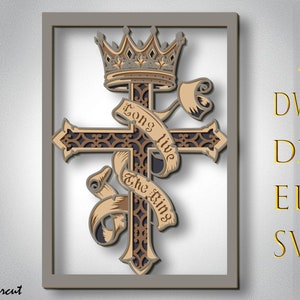 Pode incluir: Uma cruz de madeira decorativa com uma coroa no topo e um pergaminho com o texto "Long live the King".