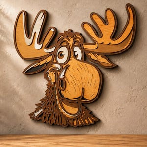 Puede incluir: Una pieza de arte mural de madera multicapa que representa una cabeza de alce de dibujos animados con grandes astas. El diseño presenta varios tonos de madera marrón, bronceada y blanca, creando un efecto dimensional con detalles recortados.