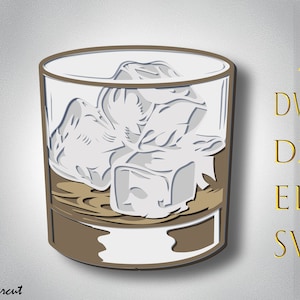 Può includere: Un bicchiere di whisky con cubetti di ghiaccio. Il bicchiere è marrone e ha un interno bianco. I cubetti di ghiaccio sono bianchi e hanno un aspetto ghiacciato.