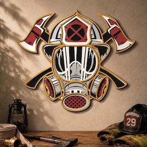 Può includere: Un'opera d'arte da parete in legno a strati che raffigura un casco da vigile del fuoco sopra una maschera antigas, affiancato da due asce incrociate. Il design utilizza una tavolozza di colori rosso, bianco, nero e giallo con intagli.