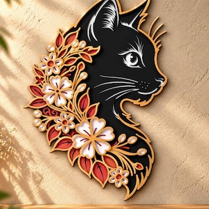 Könnte beinhalten: Ein mehrschichtiges Wandkunstobjekt, das das Profil einer schwarzen Katze zeigt, verziert mit komplexen, mehrdimensionalen floralen Elementen. Das Design umfasst weiße und orangefarbene Blüten, rote Blätter und perlenartige Akzente.