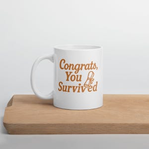 Taza de Graduación Divertida – "Felicidades, Sobreviviste" – Regalo de Graduación con Sarcasmo – Taza de Superviviente de Universidad y Preparatoria