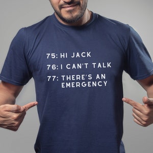 Pode incluir: Uma camiseta azul marinho com texto branco que diz "75: Hi Jack 76: I Can't Talk 77: There's An Emergency".