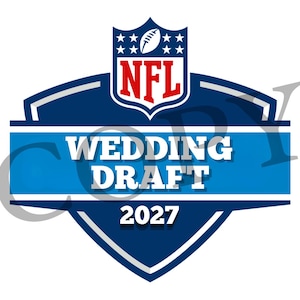Può includere: Logo blu e bianco a forma di scudo con la scritta "WEDDING DRAFT 2027". Il logo NFL è in alto. La scritta "NFL" è in rosso. Il logo è una combinazione di uno scudo e un pallone da football.