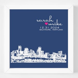 Op de afbeelding: Een blauwe achtergrond met een witte omtrek van de skyline van Baltimore. De tekst "sarah &hearts; mike" en "12.31.2024 BALTIMORE, MARYLAND" is in wit gedrukt.