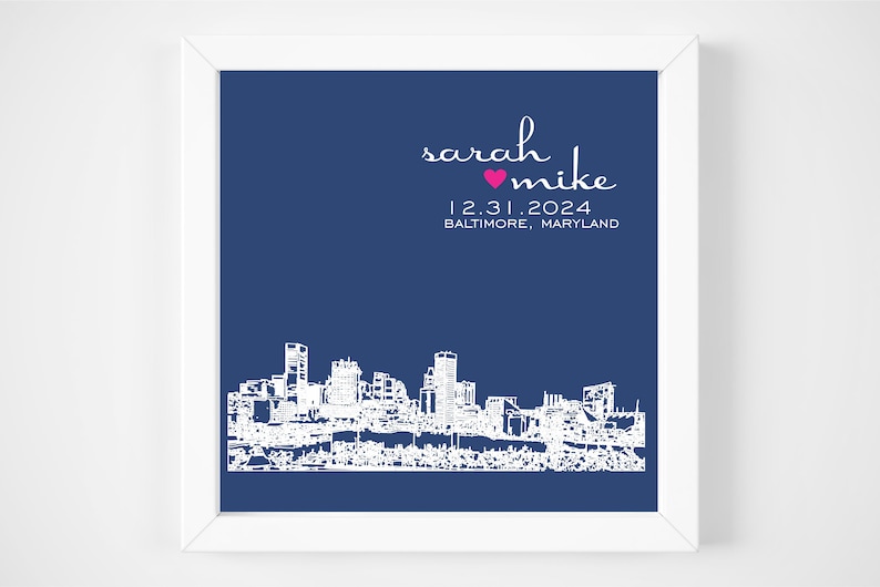 Op de afbeelding: Een blauwe achtergrond met een witte omtrek van de skyline van Baltimore. De tekst "sarah &hearts; mike" en "12.31.2024 BALTIMORE, MARYLAND" is in wit gedrukt.