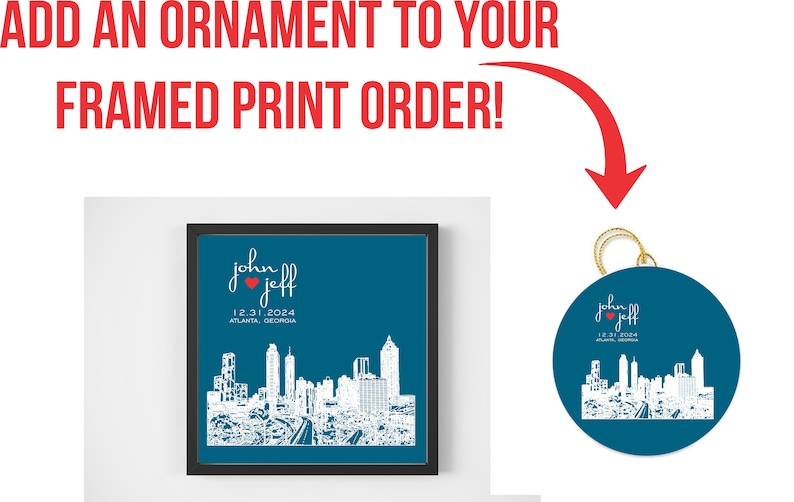 Op de afbeelding: Een gepersonaliseerde blauwe en witte ornament met een stadsbeeld en de tekst "John & Jeff 12.31.2024 Atlanta, Georgia".