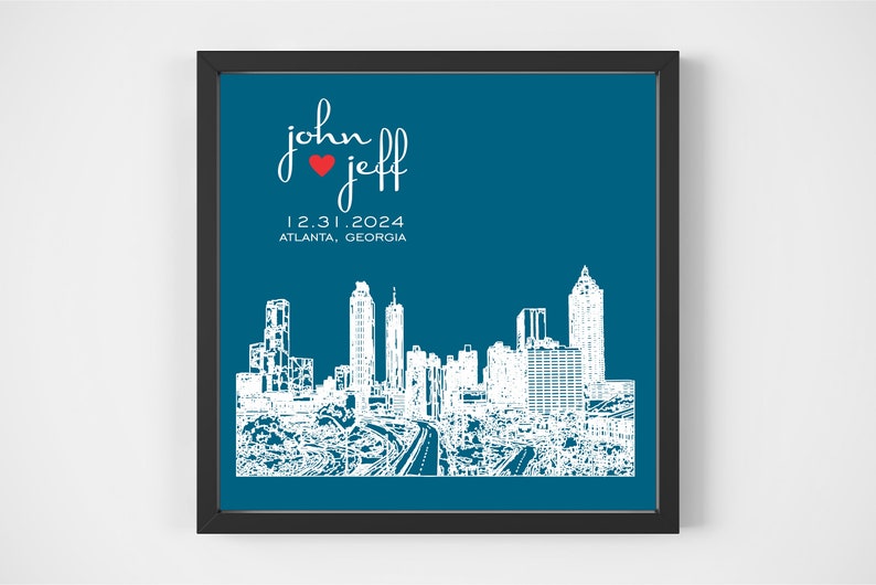 Op de afbeelding: Een tealblauwe achtergrond met een witte omtrek van de skyline van Atlanta. De tekst "john &hearts; jeff" is in wit geschreven met een rood hart. De datum "12.31.2024" en de locatie "Atlanta, Georgia" zijn in wit onder de namen geschreven.