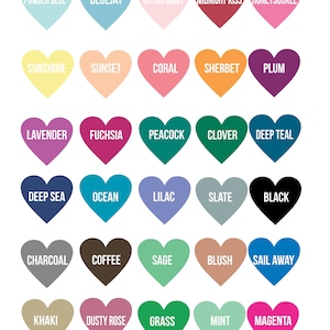 Op de afbeelding: Een kaart met 30 hartvormige kleurstalen met de naam van elke kleur in witte tekst. De kleuren omvatten poederblauw, blauwe gaaien, suikerspin, middernachtzoen, kamperfoelie, zonneschijn, zonsondergang, koraal, sorbet, pruim, lavendel, fuchsia, pauw, klaver, diep teal, diepzee, oceaan, lila, leisteen, zwart, houtskool, koffie, salie, blos, zeil weg, kaki, stoffige roos, gras, munt en magenta.