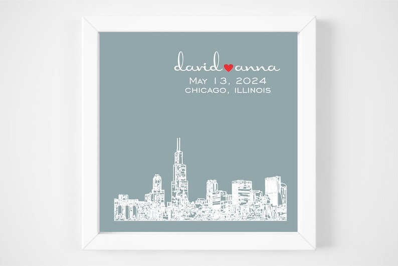 Op de afbeelding: Een lichtblauwe printbare huwelijksaankondiging met een witte omtrek van de skyline van Chicago en de tekst "david &hearts; anna" en "May 13, 2024 CHICAGO, ILLINOIS".