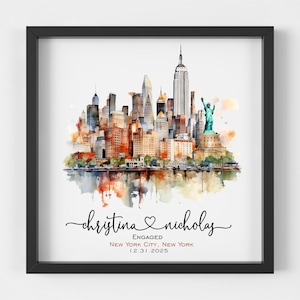 Puede incluir: Pintura de acuarela del horizonte de la ciudad de Nueva York con el Empire State Building y la Estatua de la Libertad. El texto "christina ♥ nicholas ENGAGED NEW YORK CITY, NEW YORK 12.31.2025" está debajo de la imagen.