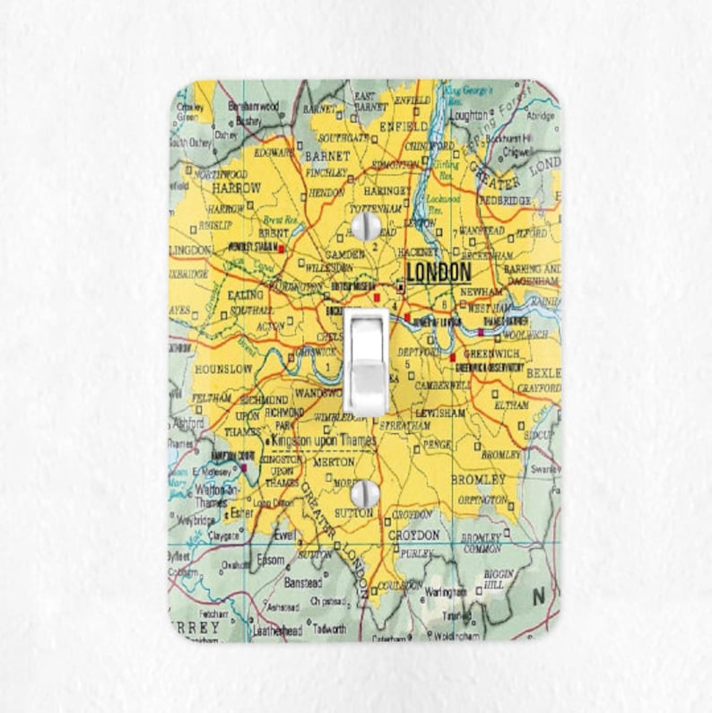 Pode incluir: Uma tampa de interruptor de luz com um mapa vintage de Londres, Inglaterra. O mapa &eacute; amarelo com acentos verdes e marrons. O interruptor &eacute; branco e tem uma ma&ccedil;aneta preta.