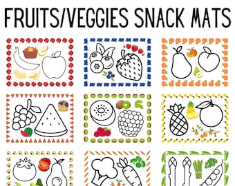 Könnte beinhalten: Neun schwarz-weiße, druckbare Snack-Unterlagen mit verschiedenen Früchten und Gemüse. Die Unterlagen sind von bunten Rändern mit Bildern der vorgestellten Früchte und Gemüse umgeben. Der Text "FRUITS/VEGGIES SNACK MATS" befindet sich oben im Bild.