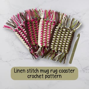 Puede incluir: Un juego de cuatro posavasos rectangulares de ganchillo con un patrón de punto de lino en colores alternos marrón oscuro, verde oliva, crema y rosa brillante. Cada posavasos tiene bordes con flecos y se acompaña de un ganchillo de madera.