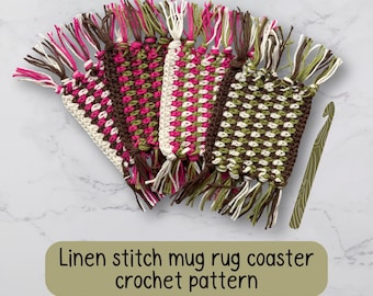 Puede incluir: Un juego de cuatro posavasos rectangulares de ganchillo con un patrón de punto de lino en colores alternos marrón oscuro, verde oliva, crema y rosa brillante. Cada posavasos tiene bordes con flecos y se acompaña de un ganchillo de madera.