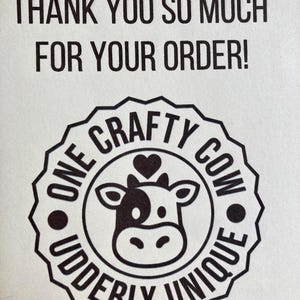 Puede incluir: Muchas gracias por tu pedido! Una ilustraci&oacute;n en blanco y negro de una vaca con un coraz&oacute;n encima, dentro de un c&iacute;rculo con el texto "One Crafty Cow Udderly Unique".