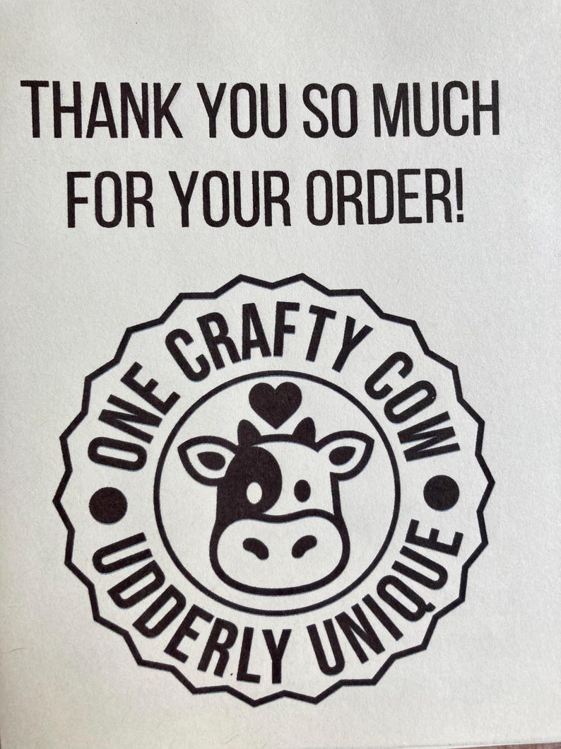 Puede incluir: Muchas gracias por tu pedido! Una ilustraci&oacute;n en blanco y negro de una vaca con un coraz&oacute;n encima, dentro de un c&iacute;rculo con el texto "One Crafty Cow Udderly Unique".