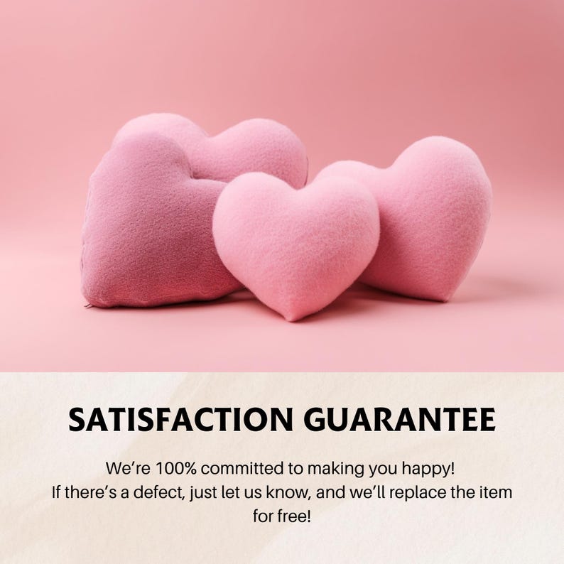 Op de afbeelding: Drie hartvormige pluche kussens in verschillende roze tinten. De kussens zijn geplaatst tegen een effen roze achtergrond. De afbeelding bevat de tekst "SATISFACTION GUARANTEE".