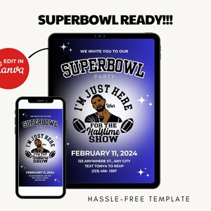 Pode incluir: Um modelo digital para um convite para a festa do Super Bowl, exibido em um tablet e smartphone. O design apresenta um esquema de cores azul e branco com o texto "Super Bowl Party" e "I'm Just Here for the Halftime Show". Inclui a data, hora e informações de RSVP.