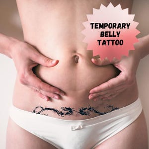 Pode incluir: Uma mulher vestindo roupa interior branca com uma tatuagem temporária de dragão preto na barriga. A tatuagem está localizada logo abaixo do umbigo. A imagem tem o texto "TEMPORARY BELLY TATTOO" em uma estrela vermelha.