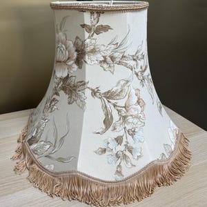 Lampskärm i vintagestil med blommigt tyg och fransar – traditionell krämbeige
