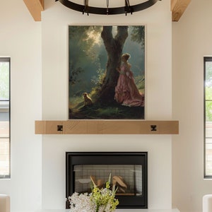 Puede incluir: Una obra de arte enmarcada que representa a una mujer con un vestido rosa y un perro pequeño cerca de un árbol en un entorno forestal. La pintura tiene un estilo clásico con iluminación suave y un ambiente romántico. La obra se exhibe sobre una chimenea.