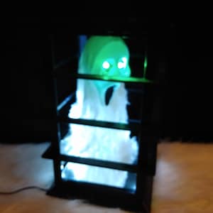 Gloeiende Halloween-geest in kooi