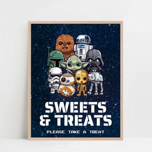 Op de afbeelding: Een ingelijste print met Star Wars-personages zoals Chewbacca, Yoda en Darth Vader tegen een sterrenachtergrond. De tekst "Sweets & Treats" en "Please Take a Treat" is in het wit weergegeven. De print heeft een houten lijst.