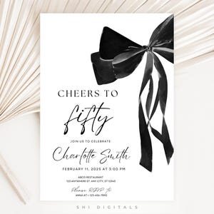Puede incluir: Una invitación en blanco y negro con un gran lazo negro en la parte superior. El texto dice "Cheers to fifty" y "Join us to celebrate Charlotte Smith". La fecha y la hora del evento se enumeran a continuación, junto con la ubicación y la información de RSVP.