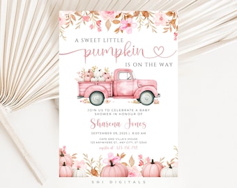 Puede incluir: Una invitación a un baby shower con un diseño de acuarela rosa. El texto dice "A Sweet Little Pumpkin is on the Way". Un camión rosa transporta calabazas. Acentos florales y detalles del evento completan el diseño.