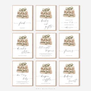 Può includere: Un set di nove cartelli rettangolari con sfondo bianco, ognuno con un'illustrazione ad acquerello di una pila di libri legata con un nastro. I cartelli contengono testo nero in corsivo e stampatello, tra cui Food, Books and Gifts, Mom to be, Drinks Station, Late Night Diapers, Favors, Don't Say Baby, Diaper Raffle e Babies are Sweet.
