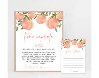 Puede incluir: Impresión enmarcada de una cápsula del tiempo con ilustraciones de melocotones y el texto "Time capsule 20XX". Incluye una tarjeta más pequeña con gráficos de melocotones y líneas para escribir un mensaje. El diseño presenta melocotones de acuarela.