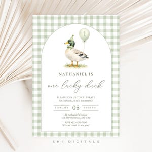 Puede incluir: Invitación digital con una ilustración de un pato con gorro de fiesta y globo. El texto dice "NATHANIEL IS one lucky duck" con detalles de la fiesta. El fondo tiene un patrón de cuadros verdes. Invitación para el 1er cumpleaños de Nathaniel.